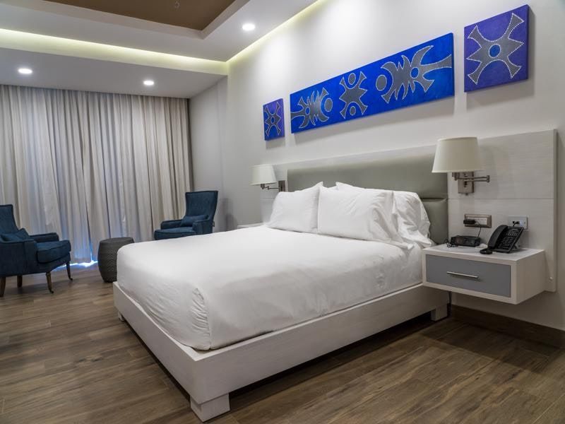 Guest room with blue armchairs
