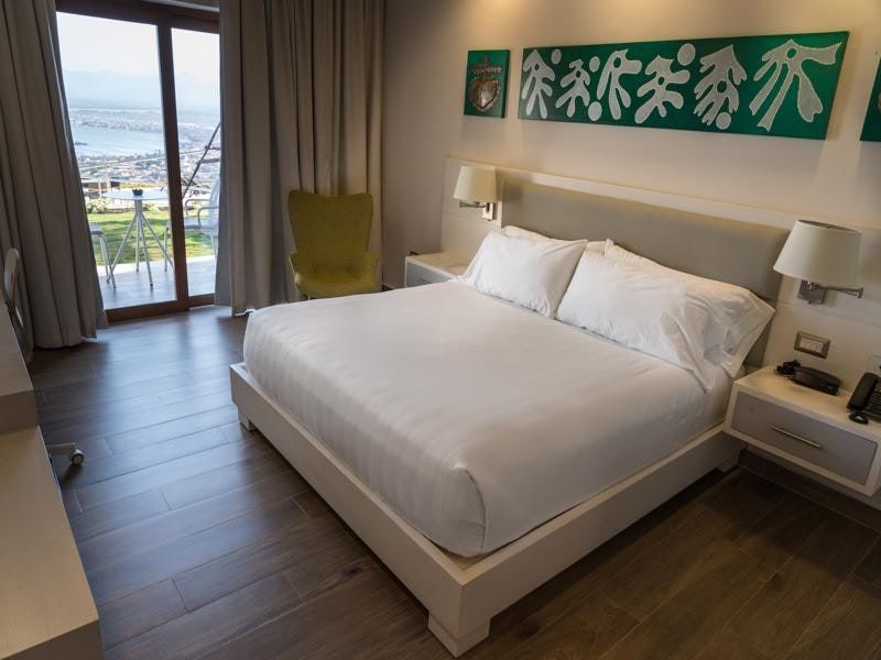 Guest room with balcony door