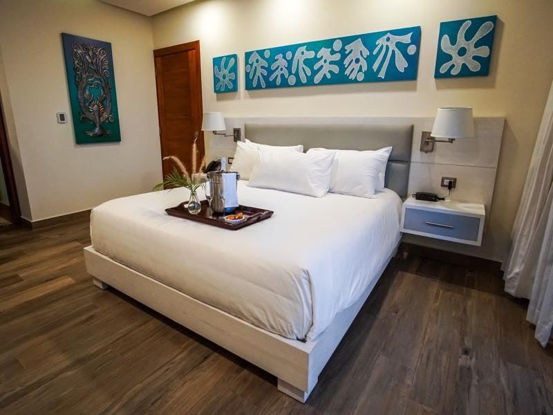 Guest room with bedside lamps and art panel