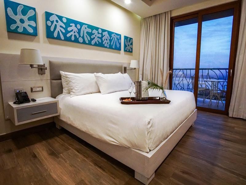 King room with a balcony view over Cap-Haïtien